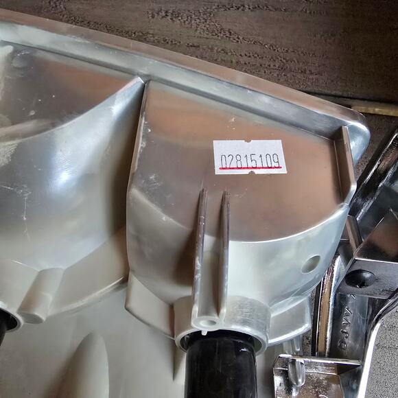 VOLVO 240 244 245 86-90 Turn Signal Light Assembly with wiring RH 1312630 - Picture 10 of 10